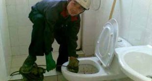 Rơi khăn vào bồn cầu toilet phải làm sao ? cách xử lý ?